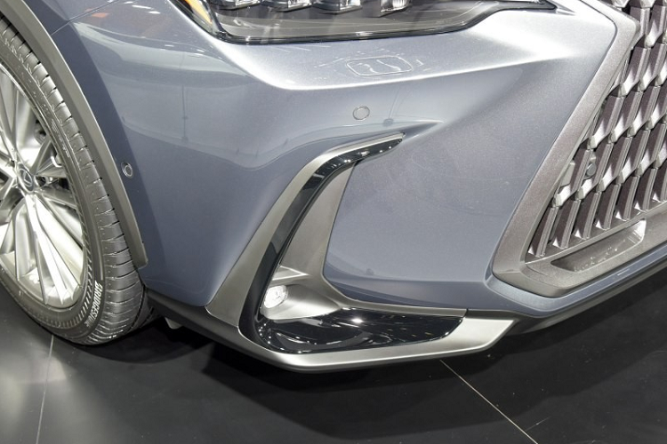 Cuối cùng là hệ thống âm thanh Lexus Premium Sound System với 10 loa tiêu chuẩn. Cao cấp hơn là hệ thống âm thanh Mark Levinson Premium Surround Sound System 17 loa. Nếu đi kèm gói F Sport, Lexus NX 2022 sẽ được trang bị ghế bọc da phối 2 màu, bộ bàn đạp bằng nhôm, chất liệu nội thất NuLuxe riêng, vô lăng thể thao, ốp bậc cửa đặc biệt và những chi tiết trang trí bằng nhôm màu tối.