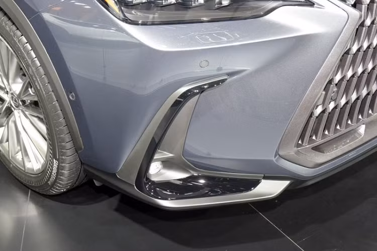 Cuối cùng là hệ thống âm thanh Lexus Premium Sound System với 10 loa tiêu chuẩn. Cao cấp hơn là hệ thống âm thanh Mark Levinson Premium Surround Sound System 17 loa. Nếu đi kèm gói F Sport, Lexus NX 2022 sẽ được trang bị ghế bọc da phối 2 màu, bộ bàn đạp bằng nhôm, chất liệu nội thất NuLuxe riêng, vô lăng thể thao, ốp bậc cửa đặc biệt và những chi tiết trang trí bằng nhôm màu tối.