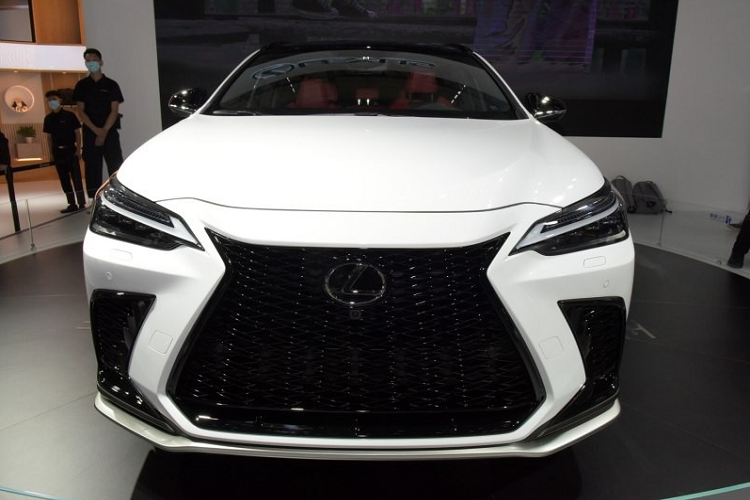 Không chỉ thay đổi kích thước và trọng lượng, Lexus NX 2022 còn được áp dụng thiết kế ngoại thất mới. Theo đó, mẫu xe này vẫn dùng lưới tản nhiệt hình con suốt đặc trưng của thương hiệu Lexus nhưng đi kèm mắt lưới hình chữ "U" mới tạo hiệu ứng không gian 3 chiều. Nằm hai bên lưới tản nhiệt là cụm đèn pha mới, tích hợp dải đèn LED định vị ban ngày hình mũi tên chứ không tách riêng như thế hệ cũ.