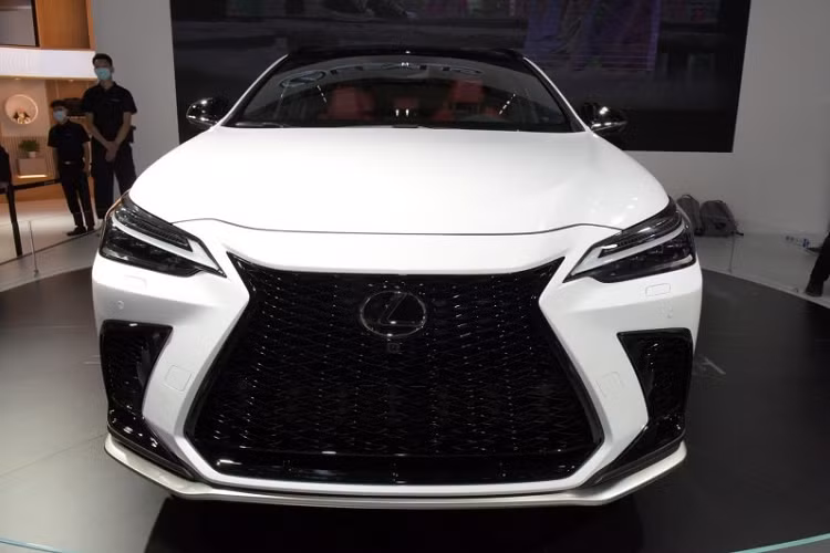 Không chỉ thay đổi kích thước và trọng lượng, Lexus NX 2022 còn được áp dụng thiết kế ngoại thất mới. Theo đó, mẫu xe này vẫn dùng lưới tản nhiệt hình con suốt đặc trưng của thương hiệu Lexus nhưng đi kèm mắt lưới hình chữ "U" mới tạo hiệu ứng không gian 3 chiều. Nằm hai bên lưới tản nhiệt là cụm đèn pha mới, tích hợp dải đèn LED định vị ban ngày hình mũi tên chứ không tách riêng như thế hệ cũ.
