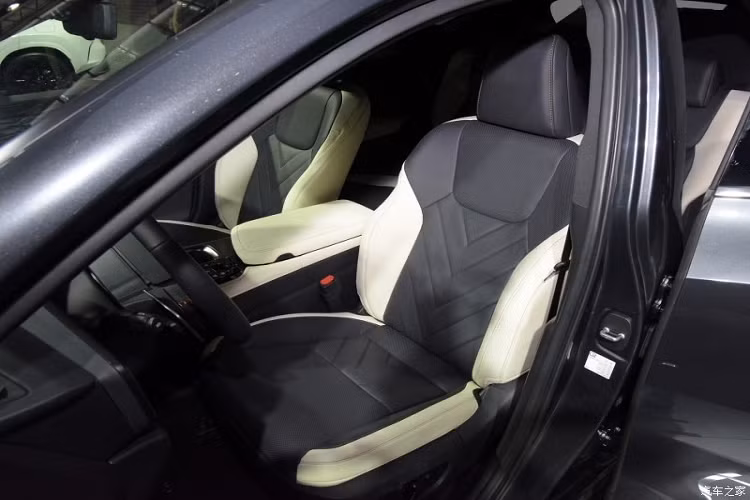 Bên dưới màn hình thông tin giải trí của xe có 2 núm xoay cơ học để chỉnh điều hòa và âm lượng. Ngoài ra, màn hình này còn hỗ trợ kết nối với điện thoại thông minh qua Apple CarPlay và Android Auto cũng như tính năng ra lệnh bằng giọng nói dưới dạng trợ lý ảo mới.