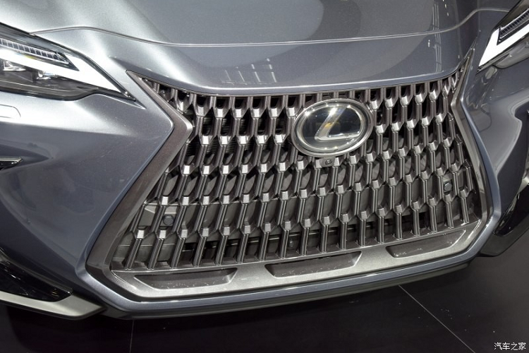 Nếu đi kèm gói F Sport, Lexus NX 2022 sẽ được trang bị mắt lưới tản nhiệt đan vào nhau, khe gió trên đầu xe rộng hơn, cản trước/sau thể thao hơn và bộ vành hợp kim 20 inch. Ngoài ra, gói F Sport còn bổ sung những chi tiết ngoại thất màu đen bóng cho xe như lưới tản nhiệt, viền khe gió trên cản trước và vành la-zăng. Đó là chưa kể đến cánh lướt dưới đầu xe và nẹp trên cản sau đều được sơn màu bạc.