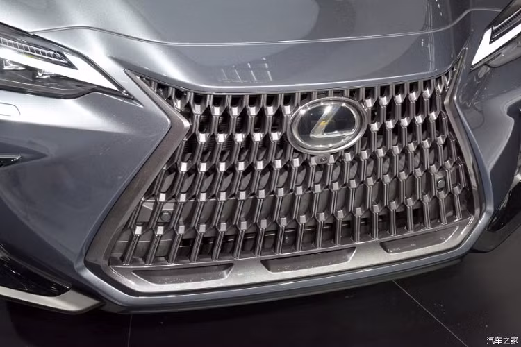 Nếu đi kèm gói F Sport, Lexus NX 2022 sẽ được trang bị mắt lưới tản nhiệt đan vào nhau, khe gió trên đầu xe rộng hơn, cản trước/sau thể thao hơn và bộ vành hợp kim 20 inch. Ngoài ra, gói F Sport còn bổ sung những chi tiết ngoại thất màu đen bóng cho xe như lưới tản nhiệt, viền khe gió trên cản trước và vành la-zăng. Đó là chưa kể đến cánh lướt dưới đầu xe và nẹp trên cản sau đều được sơn màu bạc.