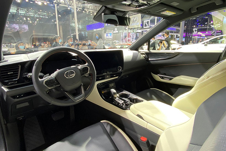 Tại thị trường Trung Quốc, Lexus NX 2022 sẽ có 3 tùy chọn động cơ. Đầu tiên là động cơ xăng 4 xi-lanh, hút khí tự nhiên, dung tích 2.5L, dành cho Lexus NX 260 2022. Động cơ này kết hợp với hộp số tự động Direct Shift-8AT 8 cấp. Thứ hai là hệ truyền động hybrid, bao gồm máy xăng 4 xi-lanh, dung tích 2.5L và mô-tơ điện, dành cho Lexus NX 350h 2022. Cuối cùng là hệ truyền động plug-in hybrid với máy xăng 4 xi-lanh, dung tích 2.5L và mô-tơ điện, dành cho bản Lexus NX 400h+ 2022. Hiện thông số cụ thể của 3 động cơ dành cho Lexus NX mới tại Trung Quốc vẫn chưa được công bố.