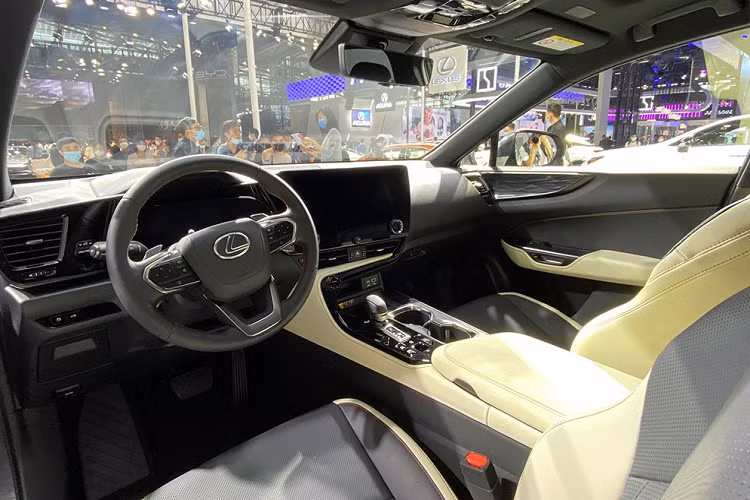 Tại thị trường Trung Quốc, Lexus NX 2022 sẽ có 3 tùy chọn động cơ. Đầu tiên là động cơ xăng 4 xi-lanh, hút khí tự nhiên, dung tích 2.5L, dành cho Lexus NX 260 2022. Động cơ này kết hợp với hộp số tự động Direct Shift-8AT 8 cấp. Thứ hai là hệ truyền động hybrid, bao gồm máy xăng 4 xi-lanh, dung tích 2.5L và mô-tơ điện, dành cho Lexus NX 350h 2022. Cuối cùng là hệ truyền động plug-in hybrid với máy xăng 4 xi-lanh, dung tích 2.5L và mô-tơ điện, dành cho bản Lexus NX 400h+ 2022. Hiện thông số cụ thể của 3 động cơ dành cho Lexus NX mới tại Trung Quốc vẫn chưa được công bố.