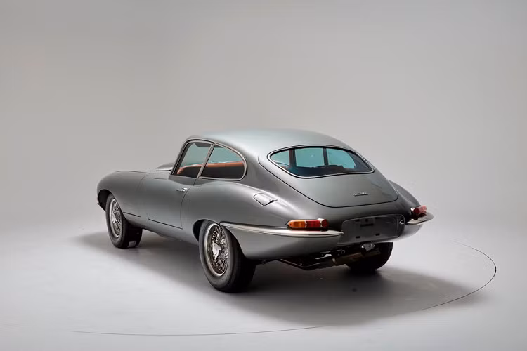  Giá xe Jaguar E-Type Reimagined khởi điểm từ 420.000 bảng Anh (khoảng 13,4 tỷ đồng) cho bản tiêu chuẩn, đắt hơn đáng kể so với một chiếc F-Type mới, nhưng con số này có thể tăng cao nữa tùy thuộc vào yêu cầu của khách hàng.