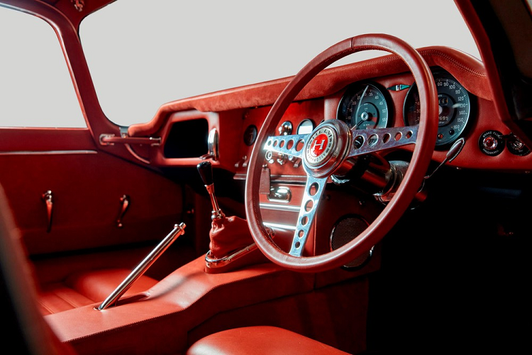 Bên trong, nội thất đặt làm riêng được trang trí kết hợp giữa các chất liệu da lộn mềm và da bán anilin, đồng thời trang bị hệ thống đèn LED hiện đại, hệ thống âm thanh nổi Bluetooth, và tất nhiên là cả điều hòa nhiệt độ. Da cao cấp cũng được áp dụng cho các công tắc, vô lăng, và tay nắm.