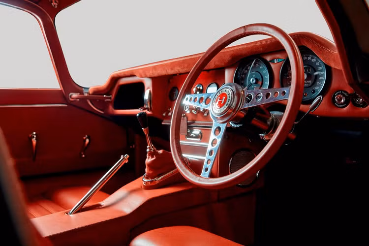 Bên trong, nội thất đặt làm riêng được trang trí kết hợp giữa các chất liệu da lộn mềm và da bán anilin, đồng thời trang bị hệ thống đèn LED hiện đại, hệ thống âm thanh nổi Bluetooth, và tất nhiên là cả điều hòa nhiệt độ. Da cao cấp cũng được áp dụng cho các công tắc, vô lăng, và tay nắm.