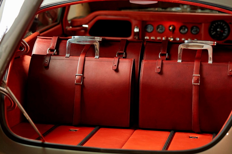 Mỗi chiếc xe sẽ được bán kèm với một bộ hành lý riêng. Tổng cộng, mỗi chiếc Jaguar E-Type Reimagined từ Helm Motors mất hơn 3.800 giờ lao động để hoàn thành.