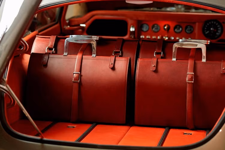 Mỗi chiếc xe sẽ được bán kèm với một bộ hành lý riêng. Tổng cộng, mỗi chiếc Jaguar E-Type Reimagined từ Helm Motors mất hơn 3.800 giờ lao động để hoàn thành.