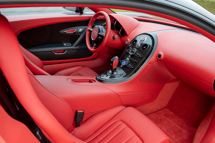 Nội thất bên trong có tone màu đỏ chủ đạo, bọc da Carmine và các chi tiết trang trí bằng sợi carbron, bao gồm ốp cửa, bảng điều khiển trung tâm.