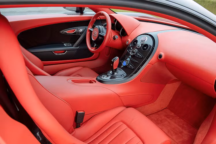 Nội thất bên trong có tone màu đỏ chủ đạo, bọc da Carmine và các chi tiết trang trí bằng sợi carbron, bao gồm ốp cửa, bảng điều khiển trung tâm.