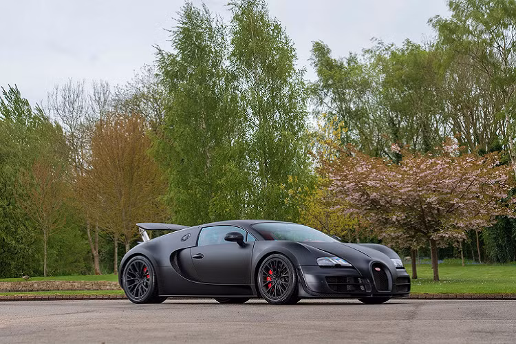 Tom Hartley Jnr, đơn vị rao bán siêu xe này cho biết nó đã được Bugatti London bảo dưỡng định kỳ 12 tháng một lần. Siêu xe này chỉ mới đi được 2.005 km và vẫn còn bảo hành chính hãng đến tháng 1/2022.