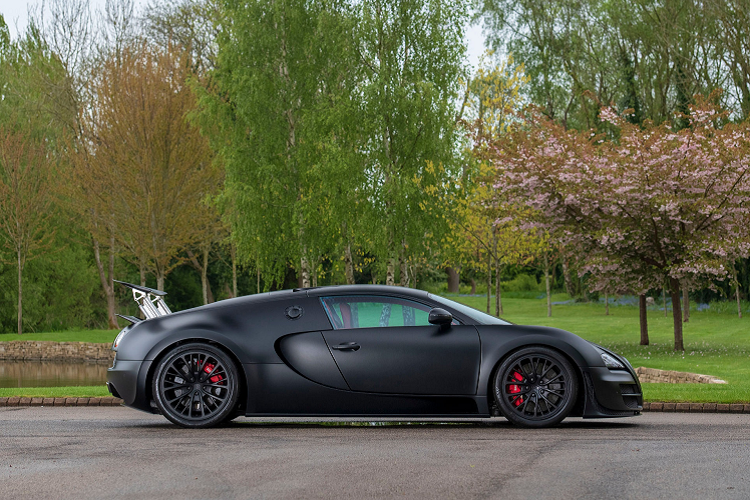 Super Sport là phiên bản đặc biệt của "ông hoàng" tốc độ một thời Bugatti Veyron. Siêu xe này từng lập kỷ lục với tốc độ tối đa lên tới 431 km/h tại đường đua Ehra-Lessien vào năm 2010. Chỉ có 48 chiếc siêu xe Bugatti Veyron Super Sport được chế tạo, chiếc xe được rao bán là chiếc cui cùng.