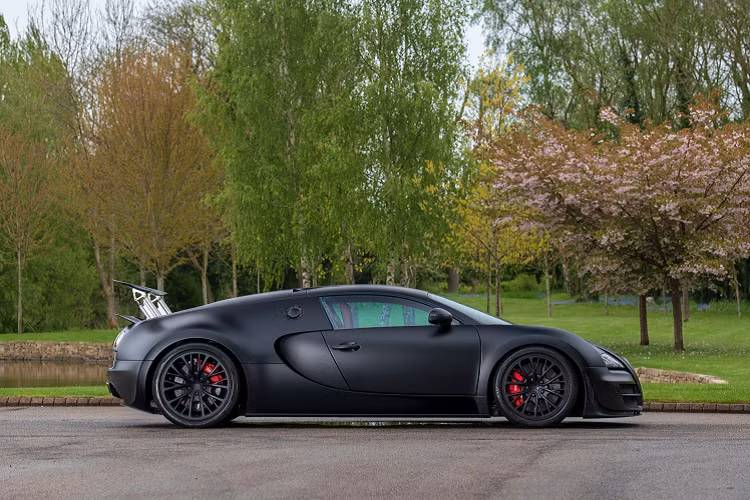 Super Sport là phiên bản đặc biệt của "ông hoàng" tốc độ một thời Bugatti Veyron. Siêu xe này từng lập kỷ lục với tốc độ tối đa lên tới 431 km/h tại đường đua Ehra-Lessien vào năm 2010. Chỉ có 48 chiếc siêu xe Bugatti Veyron Super Sport được chế tạo, chiếc xe được rao bán là chiếc cui cùng.