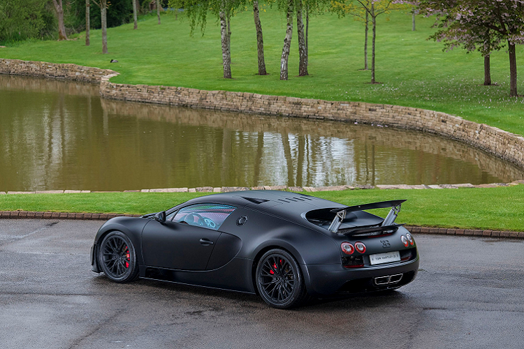 Đây không phải lần đầu tiên siêu xe Bugatti Veyron Super Sport này được rao bán. Trước đó vào tháng 7/2018, chính chiếc xe này từng được bán đấu giá hàng triệu đô la với ODO chỉ 885 km.