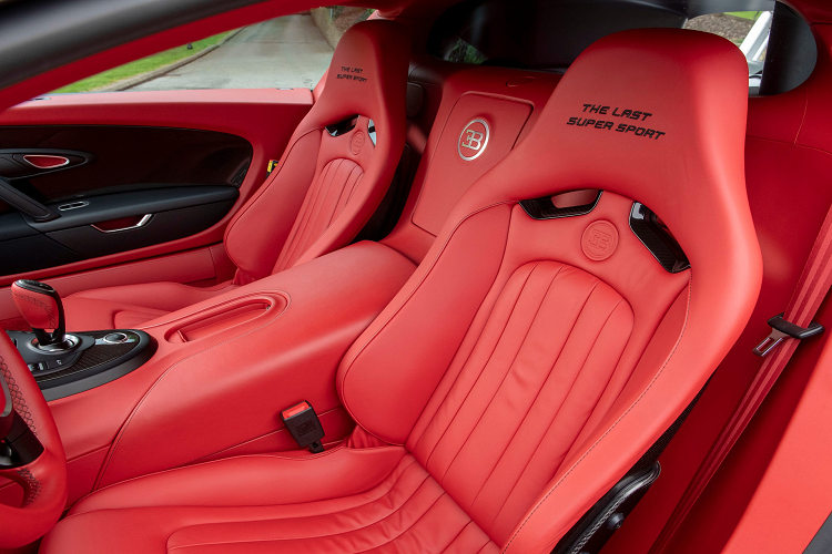 Cabin cũng được trải thảm sàn da lộn Carmine màu đỏ. Tựa lưng ghế được thêu dòng chữ "The Last Super Sport".