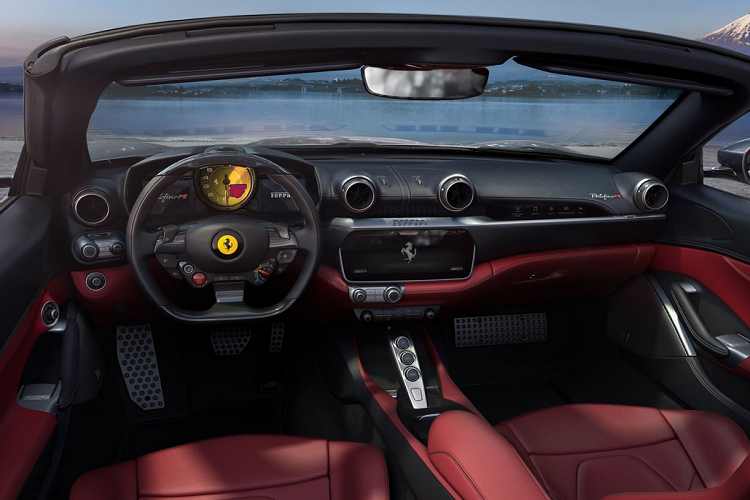 Bên trong, cabin cũng có những cải tiến về vật liệu trang trí và cách phối màu, phần mui cứng có thể thu lại. Về tổng thể, nội thất của Portofino M không khác biệt so với Portofino tiêu chuẩn.