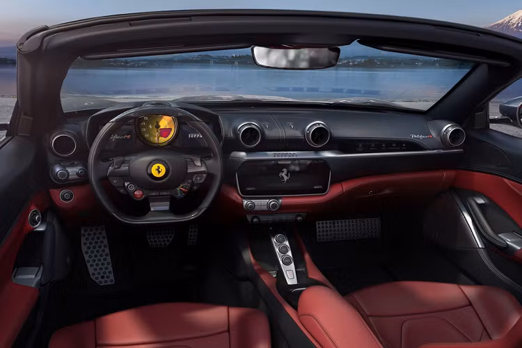 Bên trong, cabin cũng có những cải tiến về vật liệu trang trí và cách phối màu, phần mui cứng có thể thu lại. Về tổng thể, nội thất của Portofino M không khác biệt so với Portofino tiêu chuẩn.