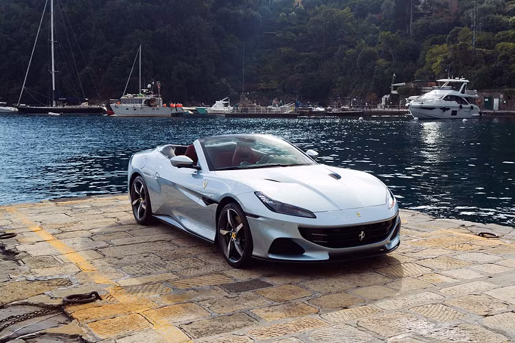 Chữ M trong tên gọi của mẫu xe Ferrari Portofino đời mới này là viết tắt của từ "Modificata" (đã sửa đổi). Xe được trang bị gói nâng cấp khí động học mới với cản trước và sau được làm lại, các cửa gió mới, cánh gió sau kiểu đuôi vịt, mâm xe 5 chấu mỏng kích thước 20 inch.