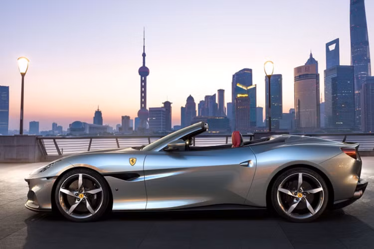 Dù là một mẫu xe thể thao, nhưng công nghệ an toàn và hỗ trợ lái trên Ferrari Portofino M khá đầy đủ, bao gồm kiểm soát hành trình thích ứng, hệ thống phanh khẩn cấp tự động, giám sát điểm mù, hỗ trợ giữ làn đường và cảnh báo chệch làn đường, cảnh báo phương tiện cắt ngang phía sau và cảm biến lùi.