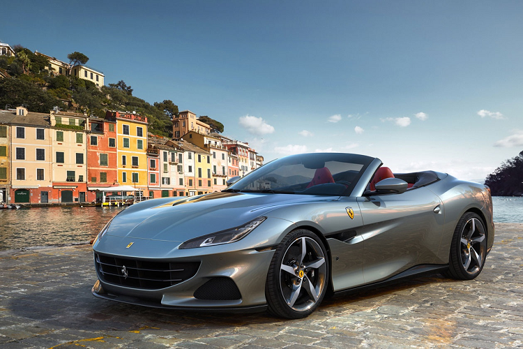 Điểm nổi bật trên Ferrari Portofino M là sức mạnh được nâng cấp. Xe được trang bị động cơ lấy từ chiếc Ferrari Roma. Khối động cơ V8 3.9L tăng áp kép, cho công suất 620 mã lực và mô-men xoắn 760 Nm, kếp hợp với hộp số F1 ly hợp kép 8 cấp. So với Porfotino đời 2019, mẫu xe này mạnh hơn 20 mã lực.