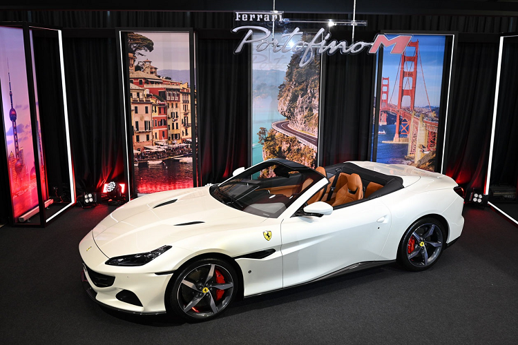 Cavallino Motors, đơn vị phân phối Ferrari tại Thái Lan vừa cho ra mắt mẫu Ferrari Portofino M 2021 mới, chiếc xe mới nhất trong dòng xe thể thao mui trần 2+2 chỗ ngồi.