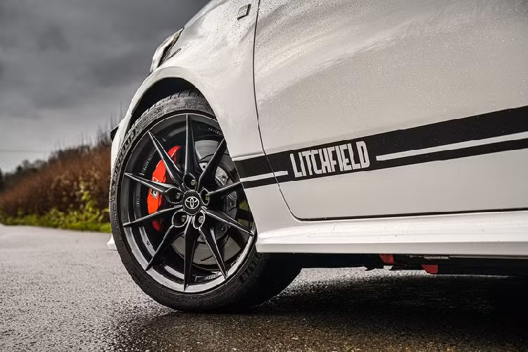 Ngoài việc sửa đổi động cơ, Litchfield còn hợp tác với Nitron để phát triển một hệ thống treo và trang bị hỗ trợ xử lý mới.