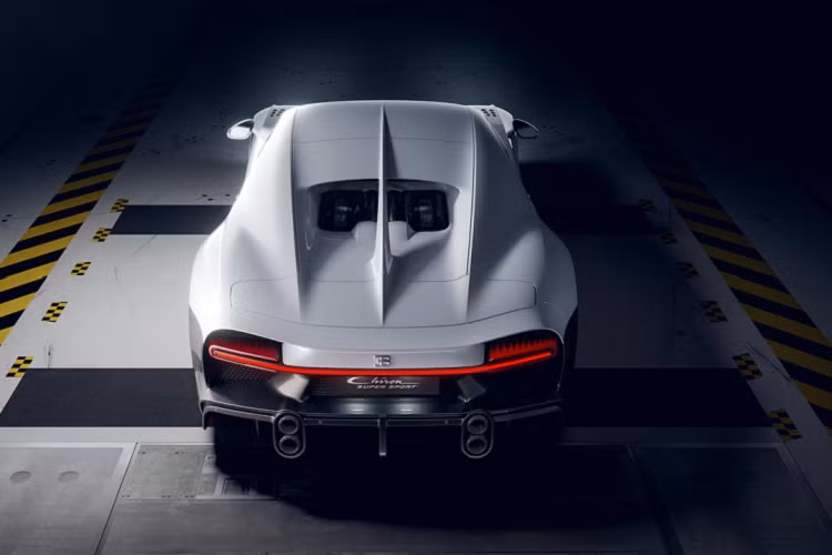 Hãng xe đến từ Pháp công bố mức giá xe Bugatti Chiron Super Sport vào khoảng 3,9 triệu USD trước thuế. Tương tự như phiên bản Super Sport 300+, Chiron Super Sport cũng sở hữu thiết kế phần đuôi vuốt dài về sau giúp tạo nhiều lực ép xuống mặt đường khi di chuyển ở vận tốc lớn.