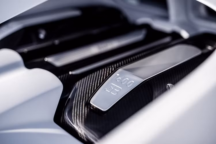 Chiron Super Sport vẫn sẽ sở hữu khối động cơ W16 cùng công suất tối đa lên đến 1.600 mã lực và mô-men xoắn 1.600 Nm, mạnh hơn 100 mã lực so với phiên bản Chiron tiêu chuẩn. Tuy vậy, vận tốc tối đa của xe bị giới hạn điện tử ở mức 440 km/h.