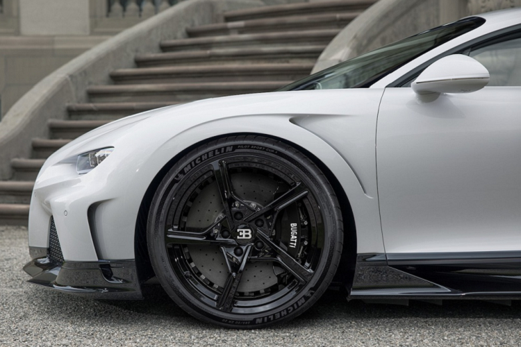 Hệ thống treo của xe được tinh chỉnh lại nhằm cân bằng giữa nhu cầu về tốc độ và sự êm ái với giảm chấn có độ cứng cao hơn 7%. Chiron Super Sport sử dụng bộ lốp hiệu suất cao Michelin Pilot Sport Cup 2 thửa riêng để có thể chịu được áp lực với vận tốc hơn 400 km/h.