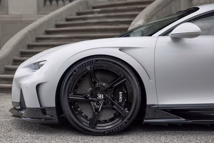 Hệ thống treo của xe được tinh chỉnh lại nhằm cân bằng giữa nhu cầu về tốc độ và sự êm ái với giảm chấn có độ cứng cao hơn 7%. Chiron Super Sport sử dụng bộ lốp hiệu suất cao Michelin Pilot Sport Cup 2 thửa riêng để có thể chịu được áp lực với vận tốc hơn 400 km/h.