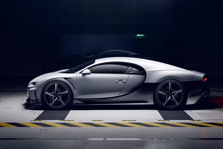 Siêu xe Bugatti Chiron Super Sport là sự kết hợp giữa khả năng vận hành mạnh mẽ của phiên bản Super Sport 300+, vừa được trang bị đầy đủ các tính năng tiện nghi cho người lái như trên một chiếc Chiron tiêu chuẩn. Đặc biệt, Chiron Super Sport chỉ được sản xuất giới hạn với số lượng 60 chiếc trên toàn thế giới