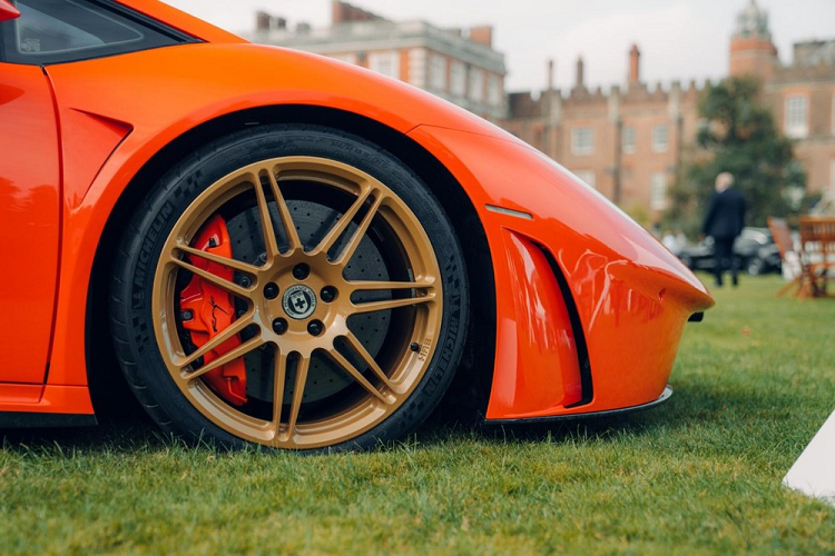 Ở khía cạnh hiệu suất, Rayo có trang bị một động cơ tăng áp kép 10 dung tích 5.2 lít độ, đặt vị trí giữa xe, sản sinh 1.874 mã lực, mạnh hơn 3 lần so với 602 mã lực ban đầu. Công ty thậm chí còn tuyên bố tốc độ tối đa mục tiêu của xe là 300 dặm/h (483 km/h), một tuyên bố táo bạo đối với một nhà sản xuất xe không tên tuổi.