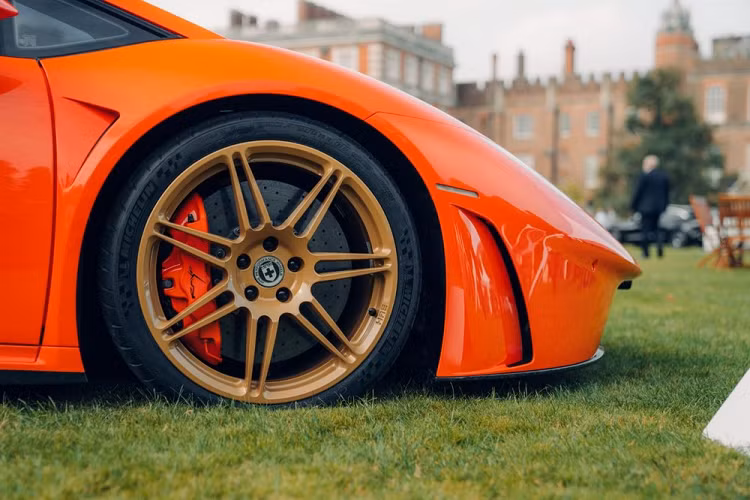 Ở khía cạnh hiệu suất, Rayo có trang bị một động cơ tăng áp kép 10 dung tích 5.2 lít độ, đặt vị trí giữa xe, sản sinh 1.874 mã lực, mạnh hơn 3 lần so với 602 mã lực ban đầu. Công ty thậm chí còn tuyên bố tốc độ tối đa mục tiêu của xe là 300 dặm/h (483 km/h), một tuyên bố táo bạo đối với một nhà sản xuất xe không tên tuổi.