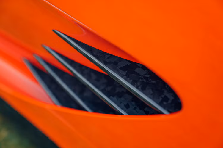 Dù không có hình ảnh nào về nội thất, nhưng chắc nó sẽ chia sẻ nhiều điểm với Huracan, có chất liệu bọc độc đáo để phù hợp với màu sơn ngoại thất Sport Orange và những điểm nhấn màu vàng trên bộ la-zăng hợp kim và ống pô.