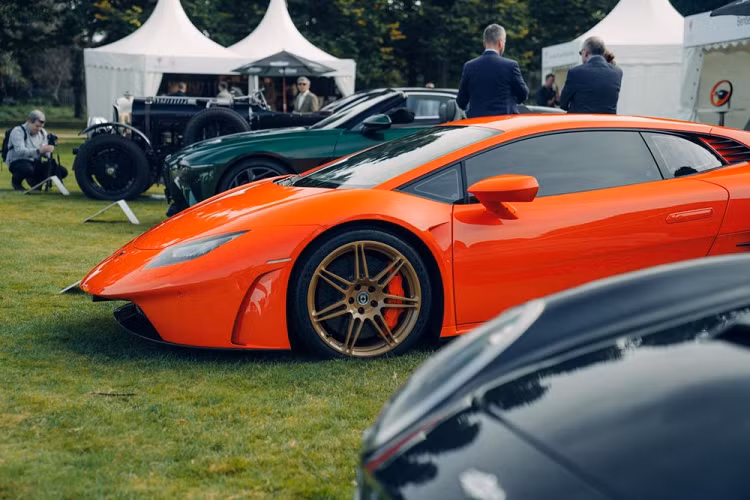 Nó có tên gọi Lamborghini Huracan Rayo mới, được sản xuất bởi Envisage Group ở Coventry, nước Anh, và đã ra mắt công chúng tại sự kiện Concours of Elegance. Chiếc xe đặc biệt này chia sẻ khung gầm với Lamborghini Huracan LP 610-4, nhưng nó mang một thân vỏ được tái thiết kế hoàn toàn làm bằng sợi carbon. Những phần còn giữ lại của chiếc Huracan ban đầu gồm các cửa kính, đèn pha, đèn hậu, và gương.