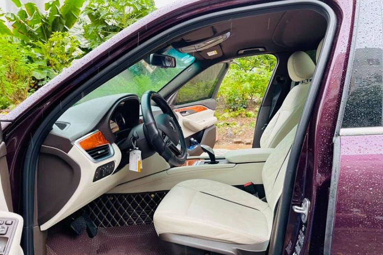 Chiếc President được rao bán trông vẫn rất "nuột nà" gồm nước sơn tím bóng bẩy, lưới tản nhiệt mắt cáo nổi bật, hốc hút gió trên nắp ca-pô thể thao, mâm 20 inch khỏe khoắn và ống xả kép phía sau. Đặc biệt, xe còn được nâng cấp thêm cửa hít và bậc điện.