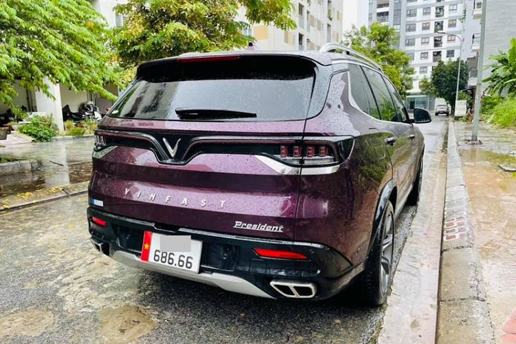 VinFast President biển lộc phát này là dòng sản phẩm cao cấp của hãng xe Việt với số lượng sản xuất chỉ 500 chiếc. Xe có nhiều tính năng hiện đại như màn hình giải trí 12,3 inch đặt ngang, hệ thống âm thanh 13 loa kèm âm-li, các ghế đều tích hợp làm mát, sưởi ấm và massage...