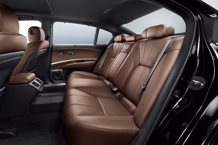 Một trang bị an toàn khác là hỗ trợ dừng khẩn cấp. Khi nhận thấy người lái không có sự phản hồi, hệ thống sẽ cảnh báo bằng âm thanh và rung dây an toàn. Nếu người lái tiếp tục không phản ứng, hệ thống sẽ cho xe giảm tốc dần, tự động bật đèn khẩn cấp và còi để cảnh báo các phương tiện xung quanh. Khi phát hiện làn đường khẩn cấp, hệ thống sẽ điều khiển xe chuyển làn và dừng lại.