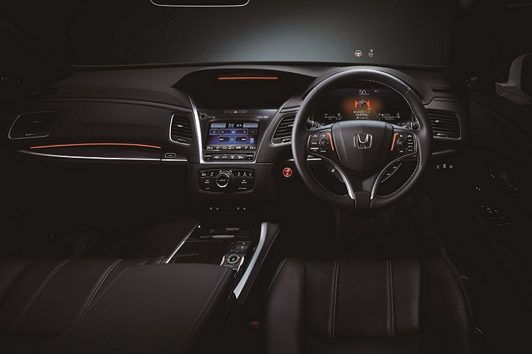 Điểm khác biệt bên trong là Honda Legend Hybrid EX có đèn báo Honda Sensing Elite trên vô lăng, để thông báo cho người lái biết tình trạng hoạt động của hệ thống hỗ trợ lái xe. Hệ thống Honda Sensing Elite sử dụng dữ liệu bản đồ độ nét cao 3D và hệ thống vệ tinh định vị toàn cầu, nhằm xác định vị trí xe và điều kiện giao thông.