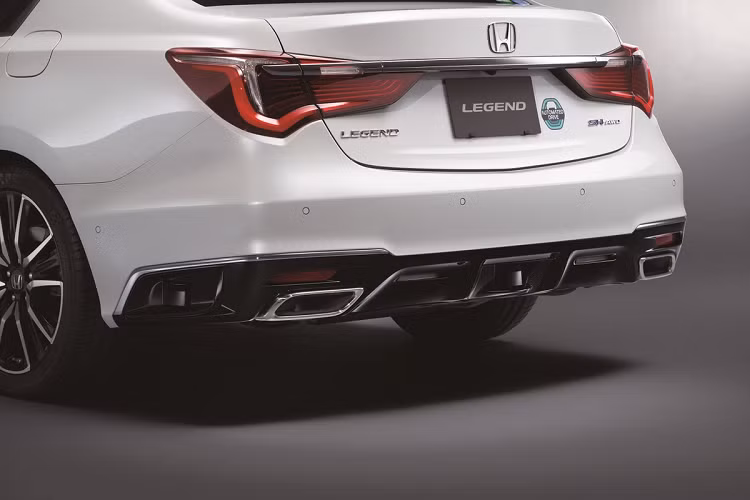 Mẫu sedan Honda Legend Hybrid EX mới này được trang bị động cơ xăng V6 3.5L, kết hợp với hộp số tự động ly hợp kép 7 cấp và hệ dẫn động 4 bánh toàn thời gian Sport Hybrid (SH-AWD). Trang bị hỗ trợ lái có trên Honda Legend gồm hỗ trợ giữ làn đường chủ động, chuyển làn chủ động, khả năng tự hành cấp độ 3.