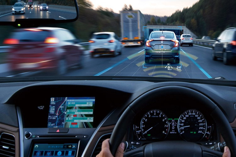 Hệ thống này kết hợp với các cảm biến quanh xe để hạn chế va chạm, đồng thời theo dõi trạng thái của người lái bằng camera giám sát trong cabin, phát cảnh báo nếu nhận thấy sự mất tập trung hoặc buồn ngủ.