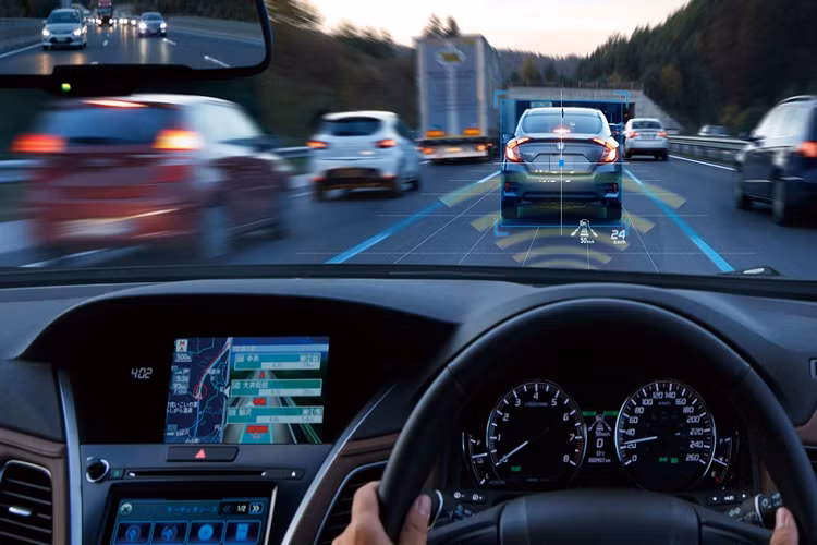 Hệ thống này kết hợp với các cảm biến quanh xe để hạn chế va chạm, đồng thời theo dõi trạng thái của người lái bằng camera giám sát trong cabin, phát cảnh báo nếu nhận thấy sự mất tập trung hoặc buồn ngủ.