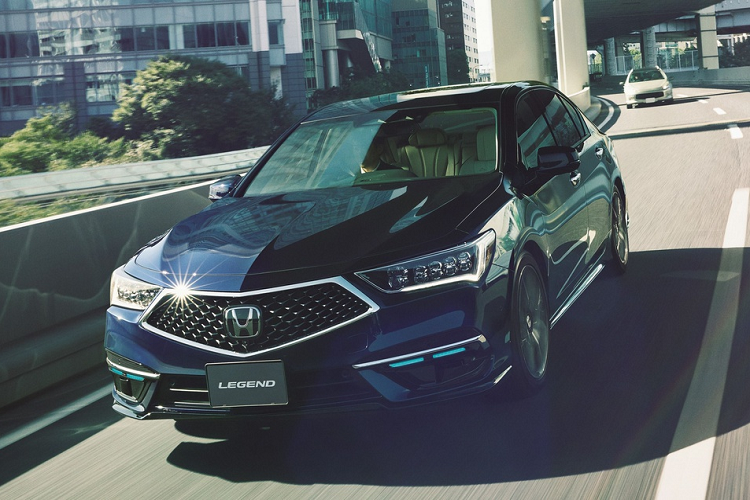 Honda Sensing Elite trên Legend Hybrid EX cũng có thể đánh giá tình hình giao thông. Khi nhận thấy xe phía trước đi ở vận tốc thấp, hệ thống sẽ phát thông báo trước khi tự động vượt và trở lại làn ban đầu.