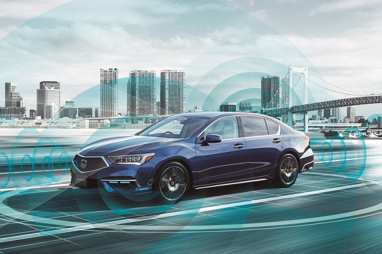 Một trong những tính năng nổi bật của Honda Sensing Elite là chức năng "rảnh tay". Hệ thống sẽ giúp xe vận hành ổn định dù người lái bỏ tay khỏi vô lăng. Nó hoạt động song song với hệ thống kiểm soát hành trình thích ứng và hệ thống hỗ trợ giữ làn đường. Khi người lái bật xi-nhan, tính năng chuyển làn chủ động sẽ được kích hoạt, đồng thời xe sẽ tự điều chỉnh tốc độ cho phù hợp.