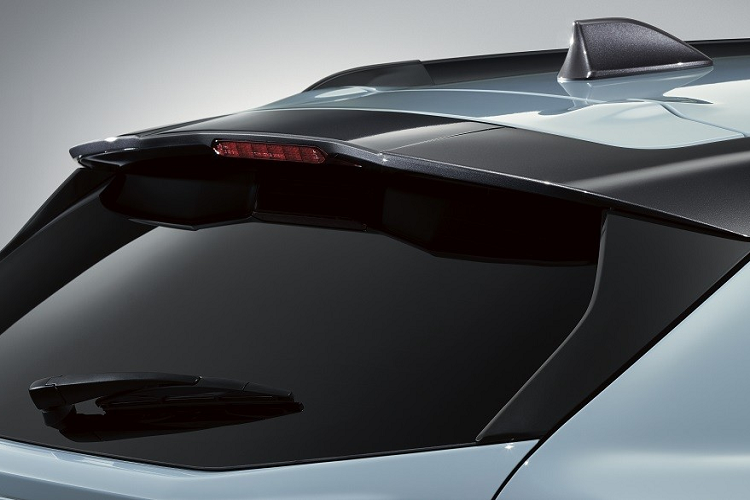 Dù dùng động cơ nào, Subaru XV 2022 cũng có hộp số biến thiên vô cấp Lineartronic CVT và hệ dẫn động 4 bánh toàn thời gian tiêu chuẩn. Giá xe Subaru XV 2022 tại thị trường Nhật Bản dao động từ 2,2 - 3,014 triệu Yên (khoảng 444 - 609 triệu đồng). Riêng Subaru XV Advance Style Edition có giá 2,915 triệu Yên (589 triệu đồng).