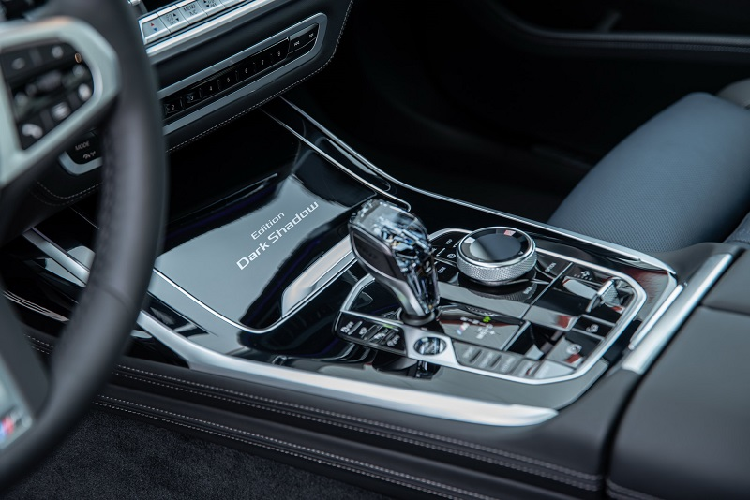 Ngoài ra, Dahler bổ sung thêm một mô-đun điện tử cho hệ thống treo khí nén của BMW X7, cho phép hạ thấp khoảng sáng gầm thêm vài milimet, giúp cải thiện trọng tâm và tạo cho chiếc xe một dáng vẻ thể thao hơn.