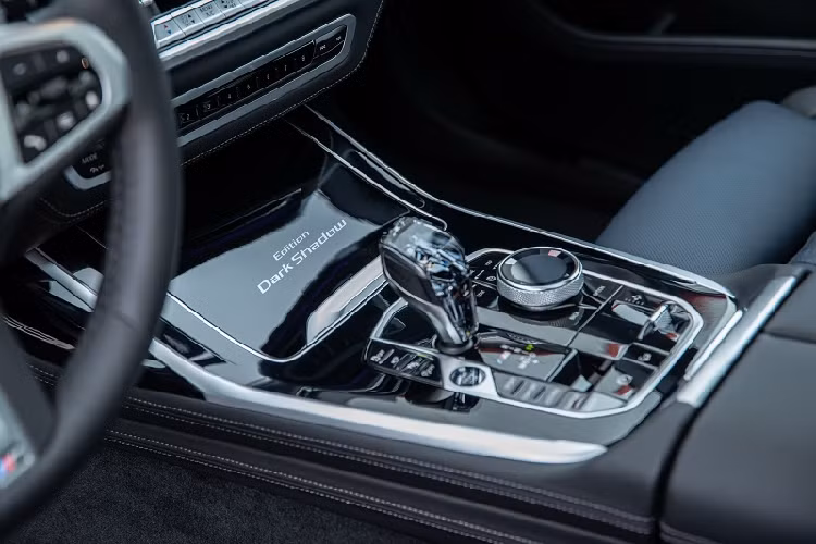 Ngoài ra, Dahler bổ sung thêm một mô-đun điện tử cho hệ thống treo khí nén của BMW X7, cho phép hạ thấp khoảng sáng gầm thêm vài milimet, giúp cải thiện trọng tâm và tạo cho chiếc xe một dáng vẻ thể thao hơn.