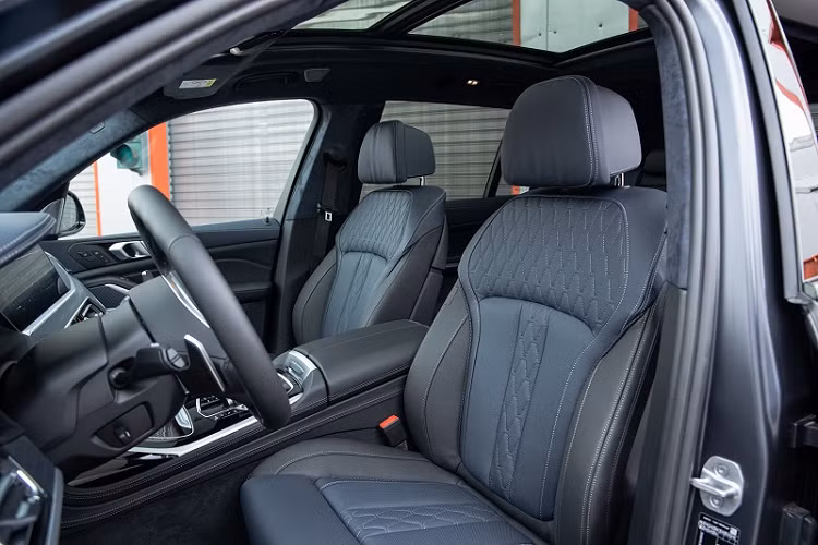 Bộ mâm aftermarket cỡ 23 inch đi kèm lốp 295/35 hoặc tùy chọn lốp cao su 285/35 phía trước và 325/30 phía sau.